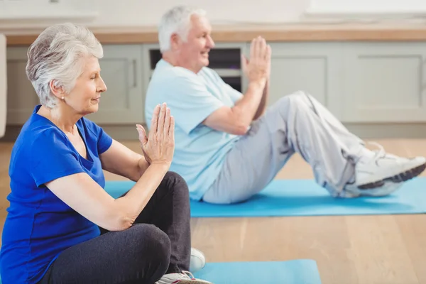 Idősebb pár jóga gyakorlat elvégzése — Stock Fotó