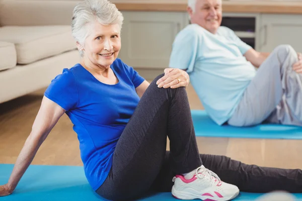 Cuplu în vârstă care efectuează exerciții yoga — Fotografie, imagine de stoc