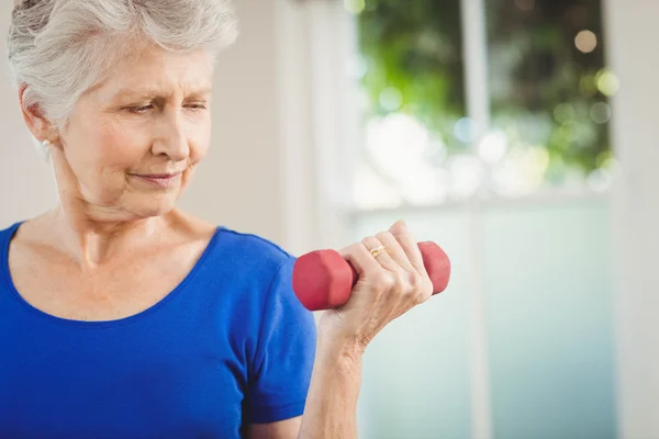 Senior woman exercising with dumbbells — Stock Photo, Image