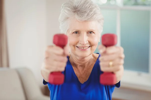 Senior woman exercising with dumbbells — Stock Photo, Image