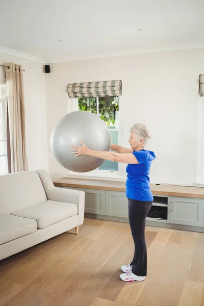 Sollevamento anziano donna palla esercizio — Foto Stock