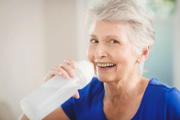 Felice donna anziana bere acqua — Foto Stock