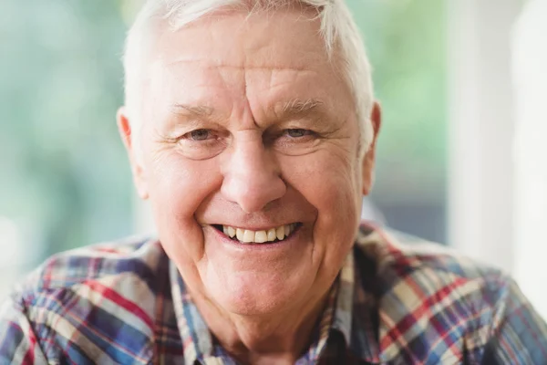 Felice uomo anziano sorridente — Foto Stock