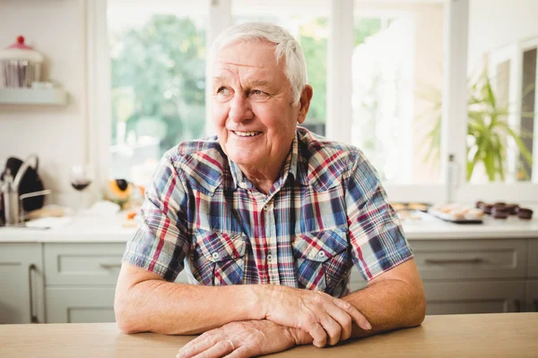 Gelukkig senior man die lacht — Stockfoto