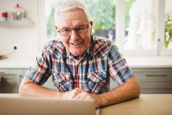 Senior man med bärbar dator — Stockfoto