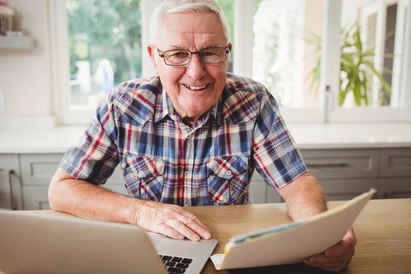 Heureux homme âgé en utilisant un ordinateur portable — Photo