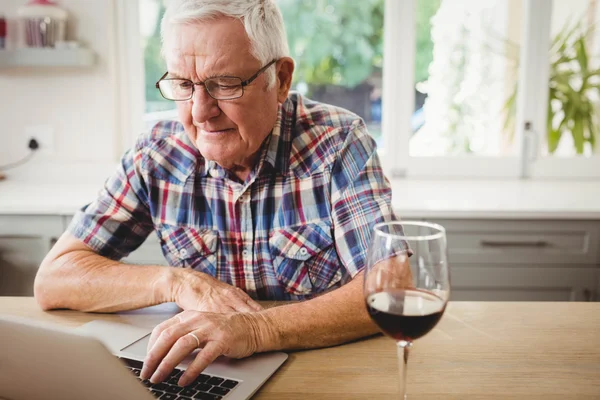 Senior man met laptop — Stockfoto