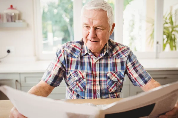 Senior man reading newspaper — Stock Photo, Image