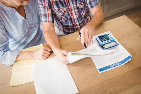 Senior paar controleren hun rekeningen — Stockfoto