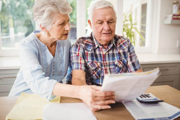 Senior couple checking their bills — Stock Photo, Image