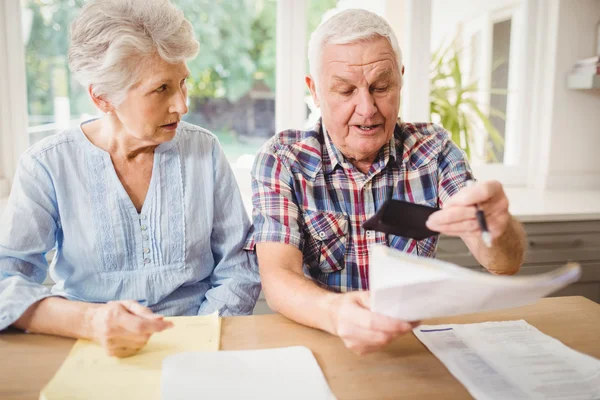 Bezorgd paar controleren hun rekeningen — Stockfoto