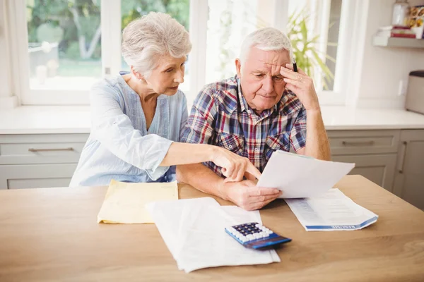 Worried senior couple checking bills — Stock Photo, Image