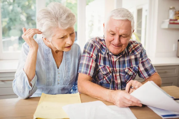 Senior couple checking their bills — Stock Photo, Image