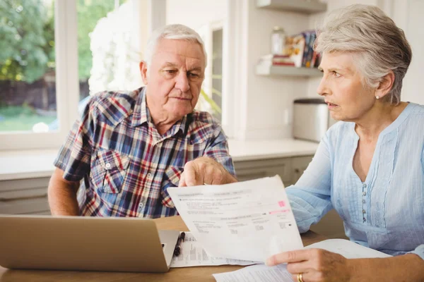 Worried senior couple discussing bills — Stock Photo, Image