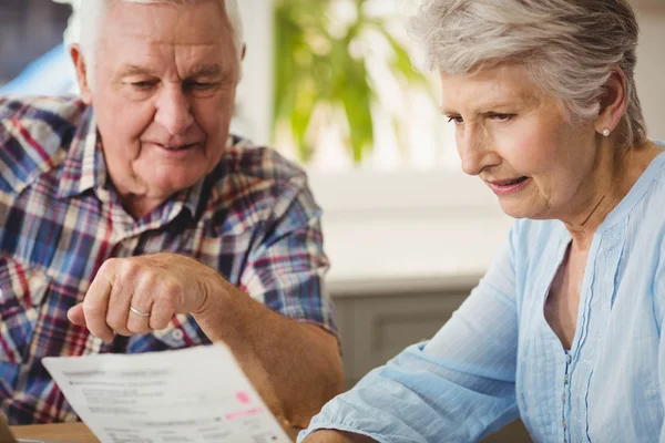 Senior couple discussing bills — Stock Photo, Image