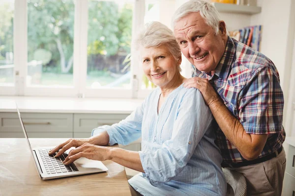 Porträtt av äldre par med laptop — Stockfoto