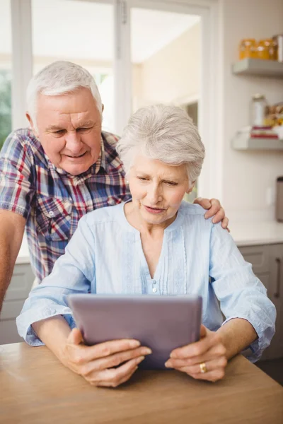 看着平板电脑的年长夫妇 — 图库照片