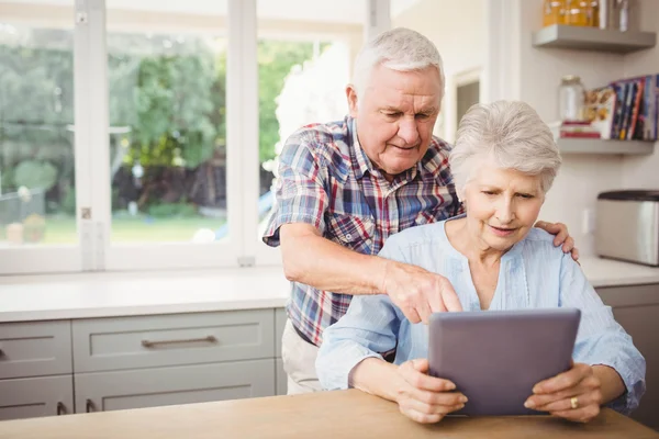 Oudere paar met behulp van digitale tablet — Stockfoto