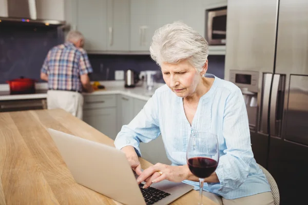 Seniorin benutzt Laptop — Stockfoto