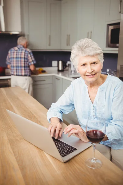 Senior kvinna som använder bärbar dator — Stockfoto