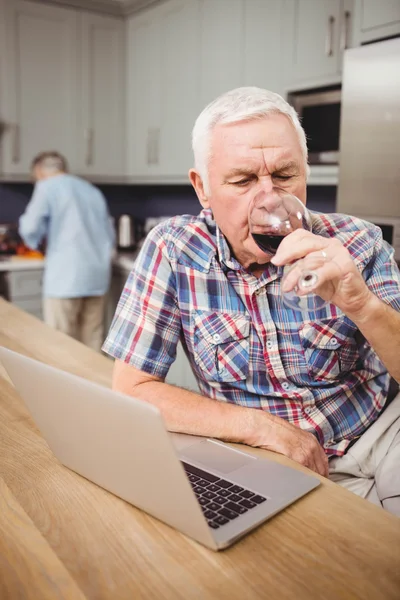 Senior man drinken van rode wijn — Stockfoto