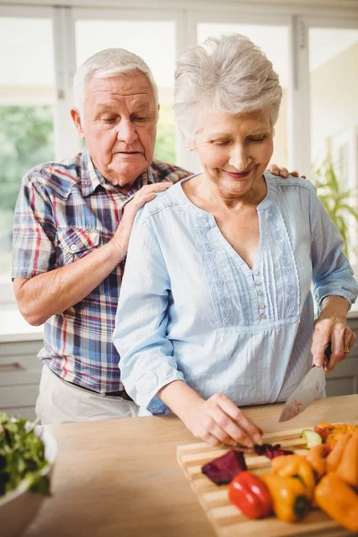 Senior couple chopping vegetables — Stock Photo, Image