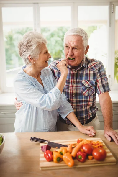 Heureux couple aîné dans la cuisine — Photo