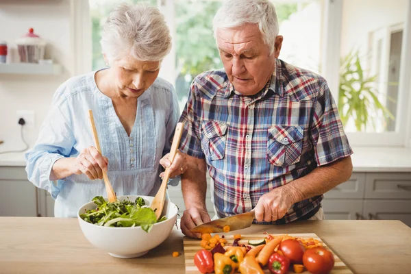 Pareja mayor preparando ensalada —  Fotos de Stock