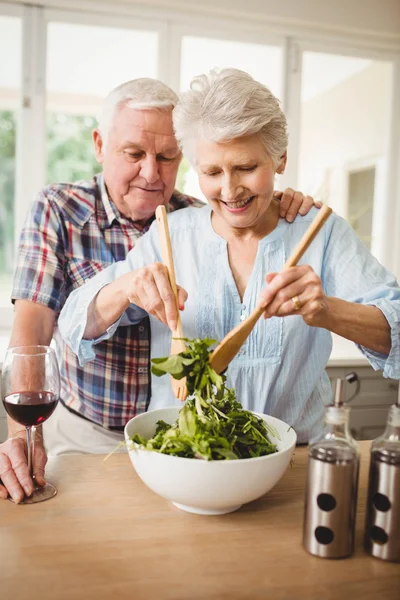 Coppia preparazione insalata in cucina — Foto Stock