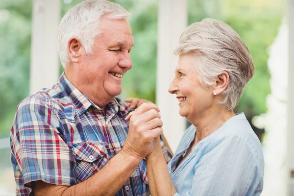 Couple âgé dansant à la maison — Photo