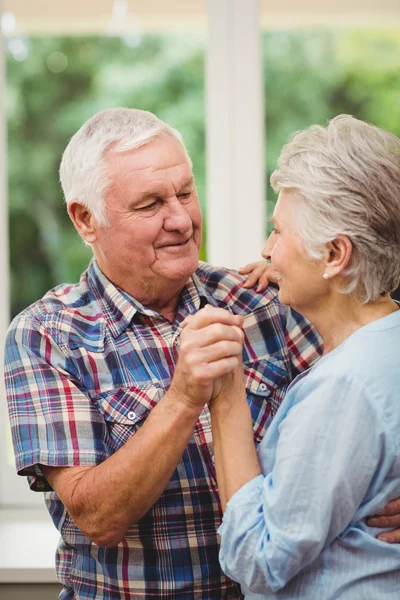 Para seniorów tańczy w domu — Zdjęcie stockowe