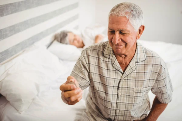 Senior Mann im Schlafzimmer — Stockfoto