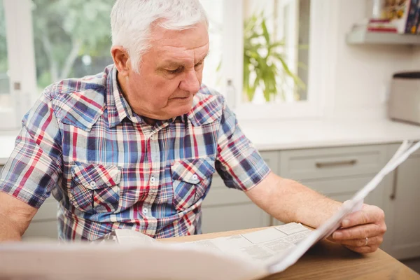 Senioren die krant lezen — Stockfoto