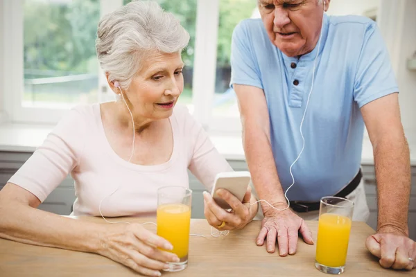 Senior paar luisteren naar muziek — Stockfoto