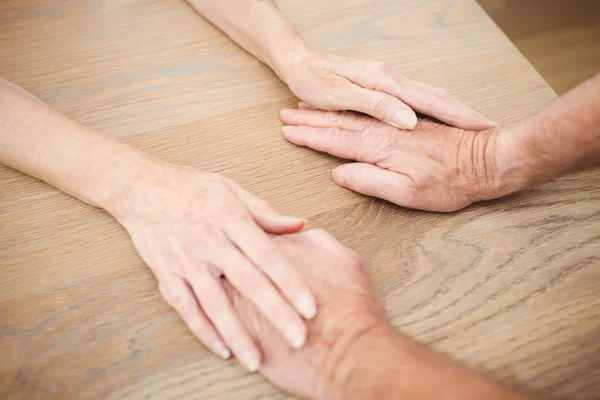 Senior Paar Handen vasthouden — Stockfoto