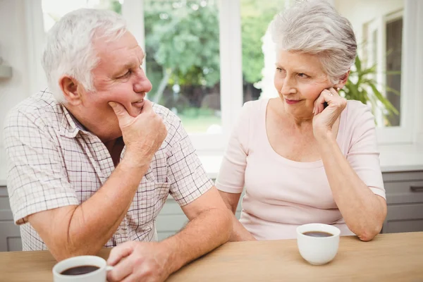 Äldre par prata med varandra — Stockfoto
