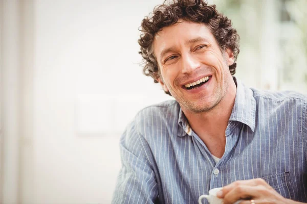 Dojrzały mężczyzna uśmiecha się w domu — Zdjęcie stockowe