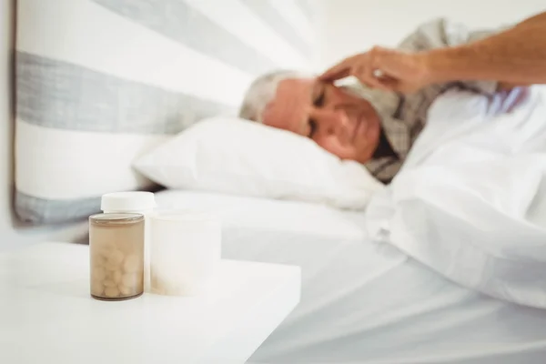 Pillboxes sur la table et homme frustré — Photo