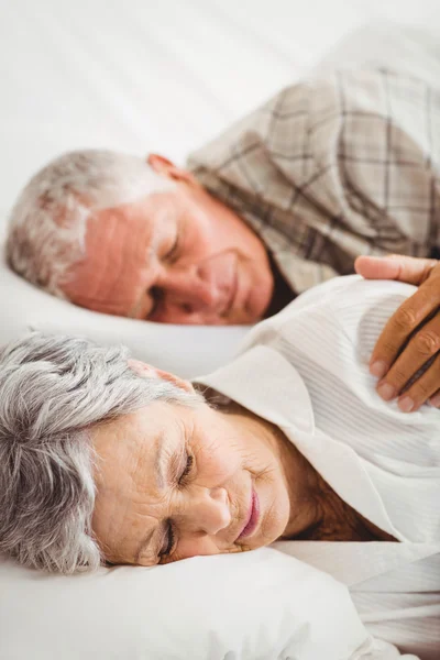 Pareja mayor durmiendo en la cama — Foto de Stock