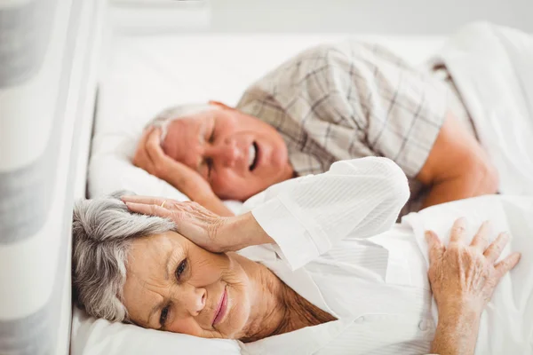 Frau bedeckt Ohren Mann schnarcht — Stockfoto