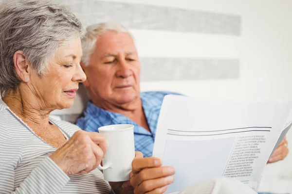 Högre par läser tidningen — Stockfoto