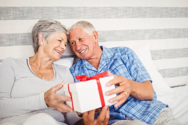 Man giving surprise gift to woman — Stock Photo, Image