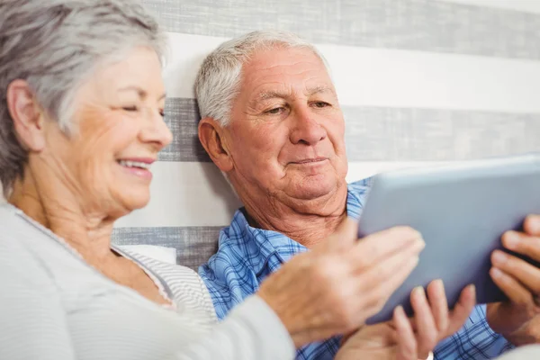 Äldre par med hjälp av Tablet PC — Stockfoto