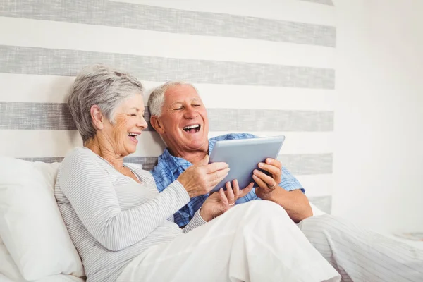 Casal sênior usando tablet digital — Fotografia de Stock