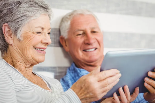 Casal sênior usando tablet digital — Fotografia de Stock