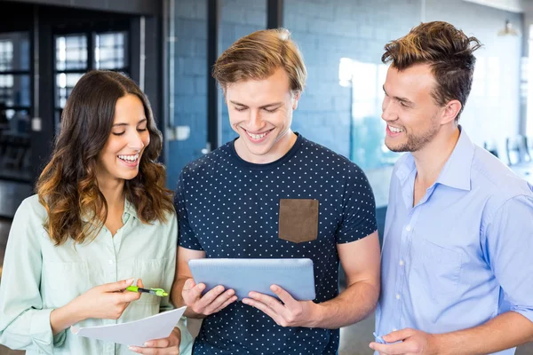 Kollegen diskutieren im Amt — Stockfoto