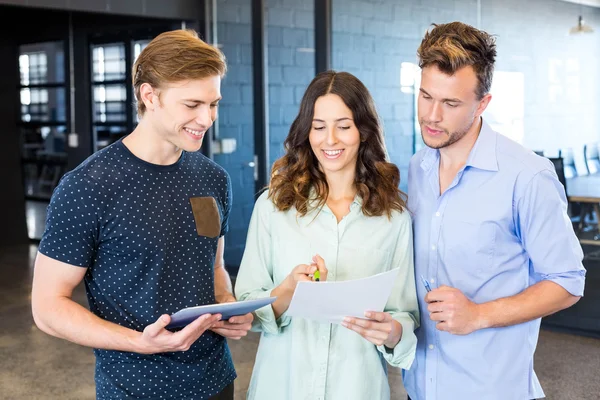 Säker kollegor diskuterar i office — Stockfoto