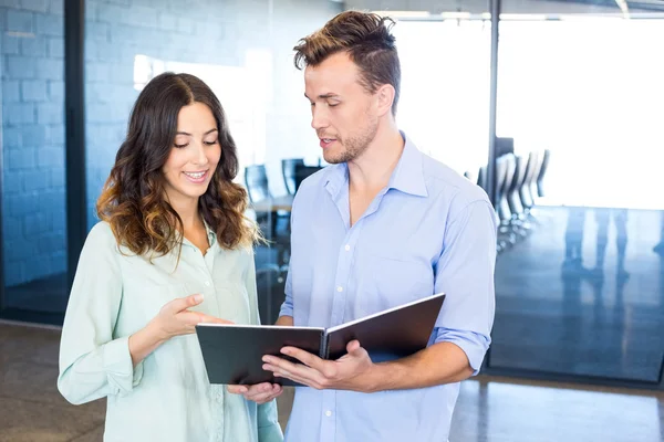 Uomo d'affari e donna d'affari che interagiscono holding organizer — Foto Stock