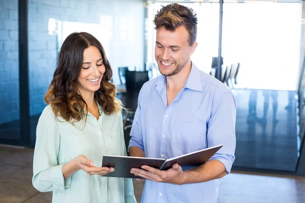 Geschäftsmann und Geschäftsfrau interagieren Holding Veranstalter — Stockfoto