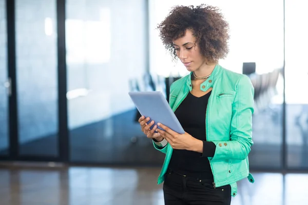 Jonge vrouw met behulp van digitale Tablet PC — Stockfoto